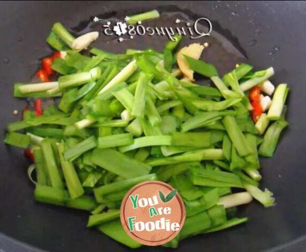 Fried Chinese chives with mutton blood