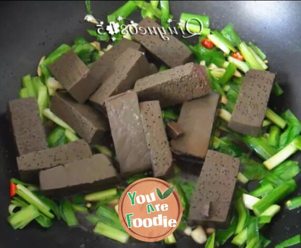 Fried Chinese chives with mutton blood