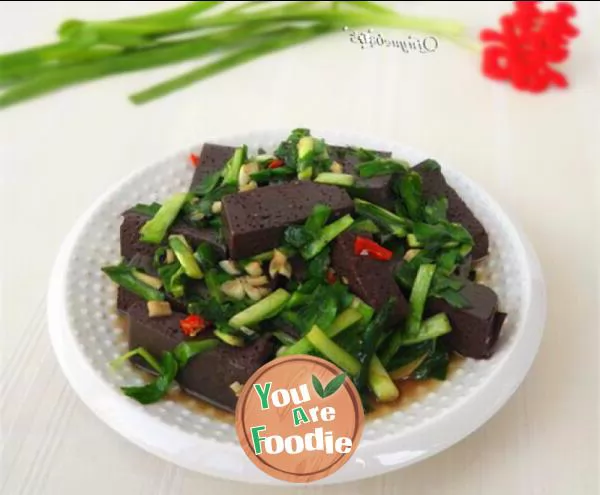 Fried Chinese chives with mutton blood