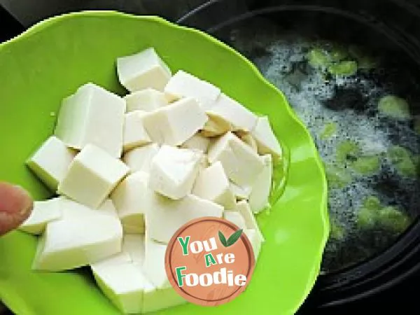 Shepherd's purse broad bean tofu soup