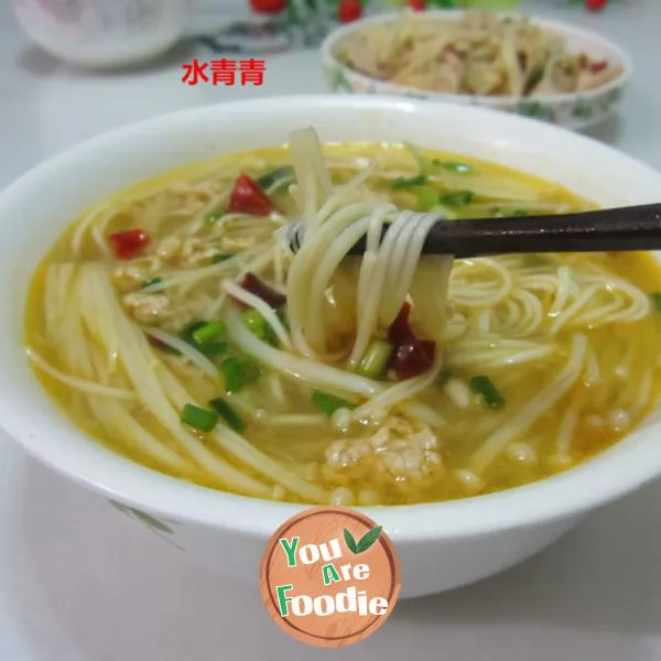 Boiled noodles with Flammulina velutipes