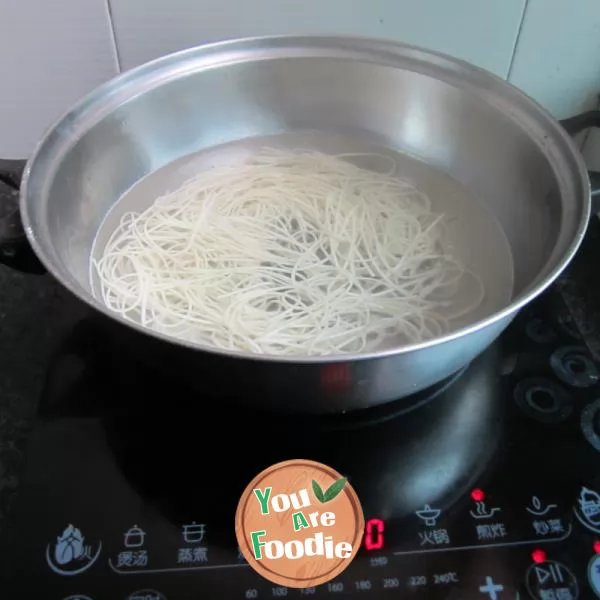 Boiled noodles with Flammulina velutipes