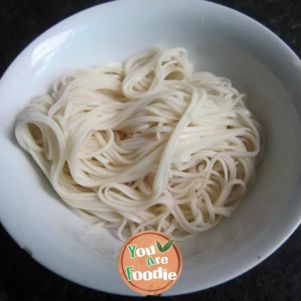 Boiled noodles with Flammulina velutipes