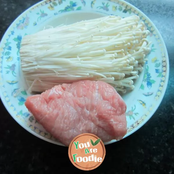 Boiled noodles with Flammulina velutipes