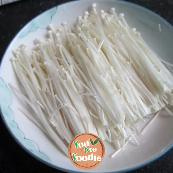 Boiled noodles with Flammulina velutipes