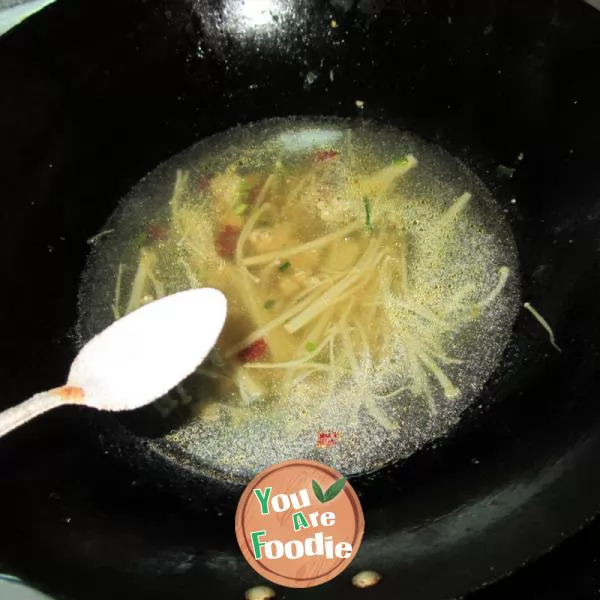 Boiled noodles with Flammulina velutipes