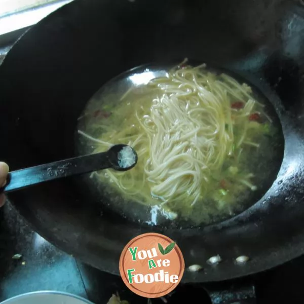 Boiled noodles with Flammulina velutipes