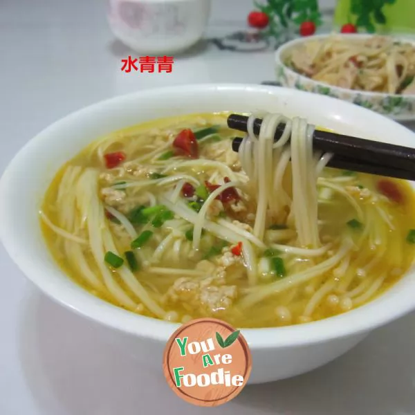 Boiled noodles with Flammulina velutipes