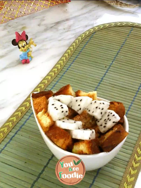 Steamed pudding with pitaya bread