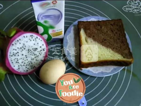 Steamed pudding with pitaya bread