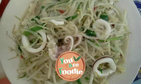 Fried bean sprouts with cuttlefish