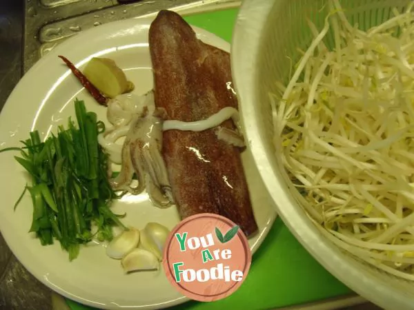 Fried bean sprouts with cuttlefish