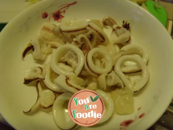Fried bean sprouts with cuttlefish
