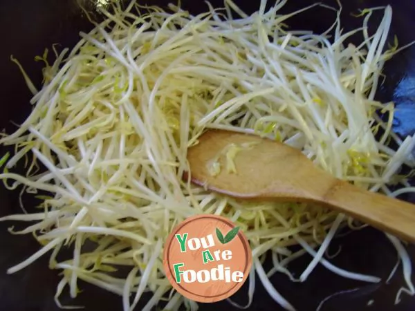 Fried bean sprouts with cuttlefish