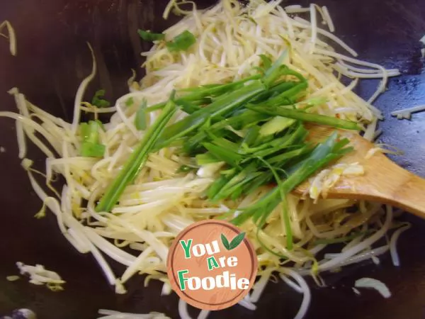 Fried bean sprouts with cuttlefish