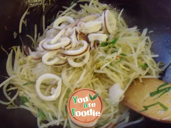 Fried bean sprouts with cuttlefish