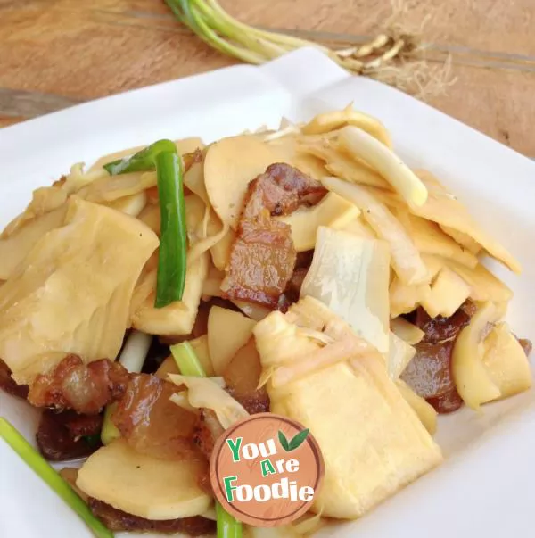 Fried bamboo shoots with preserved meat