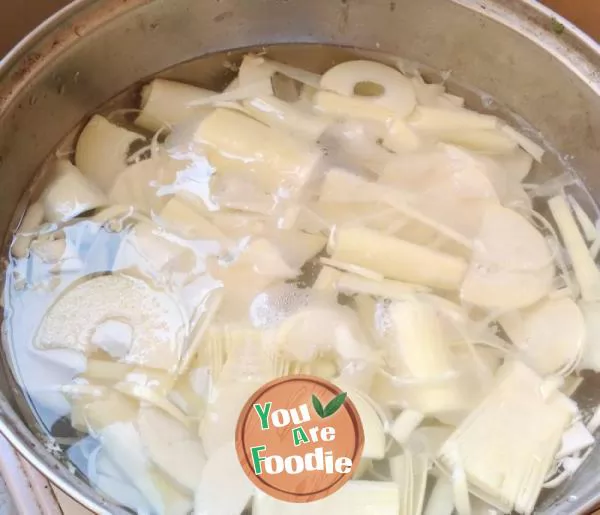 Fried bamboo shoots with preserved meat