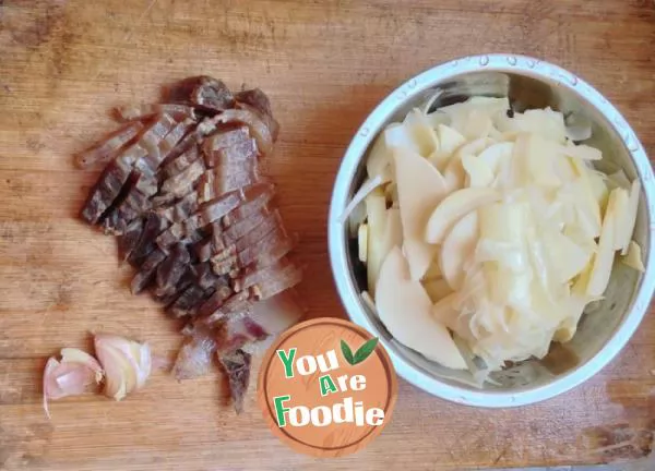 Fried bamboo shoots with preserved meat