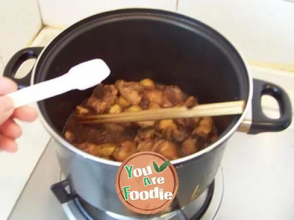 Braised chicken leg with chestnut sauce