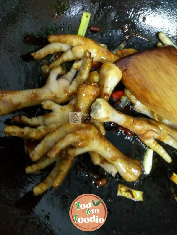 Braised chicken feet with angelica root