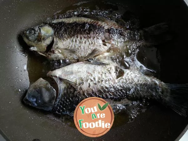 Fragrant crucian carp soup
