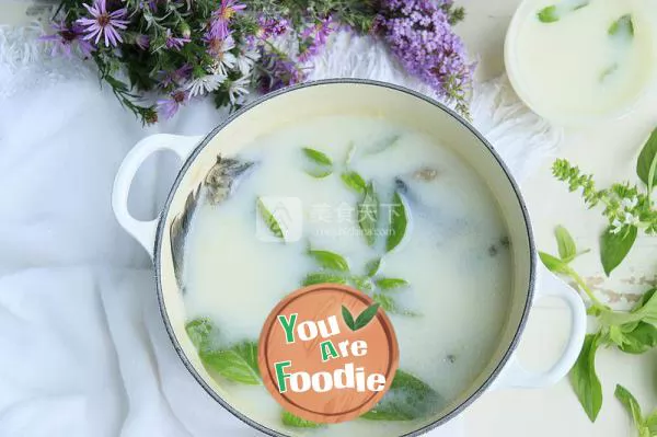 Fragrant crucian carp soup