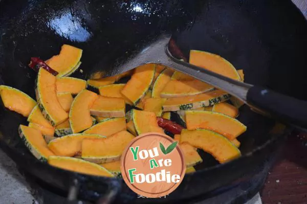 Stir fried pumpkin slices with chili