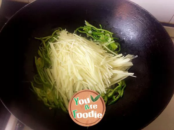 Shredded potato with green pepper