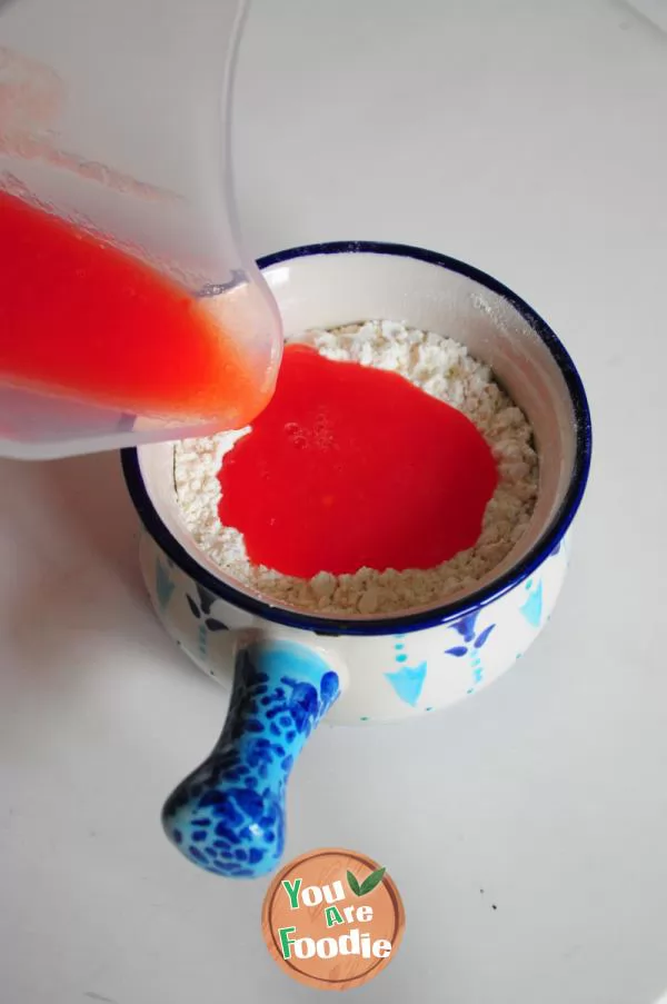 Wonton skin with tomato juice