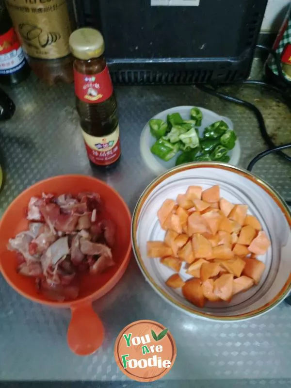 Braised Chicken Leg with Carrots and Green Peppers