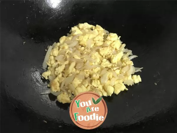 Onion scrambled eggs
