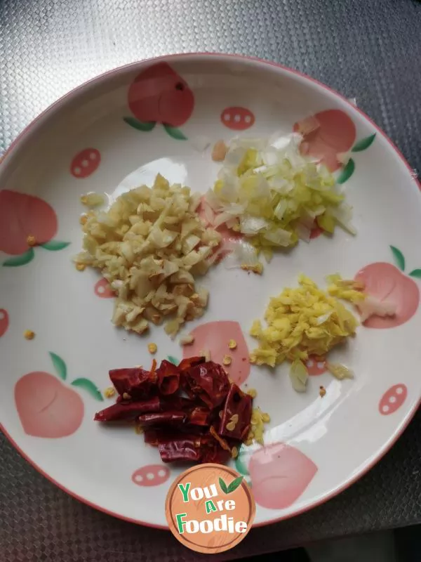 Stir-fried diced chicken with mushroom and bamboo shoots