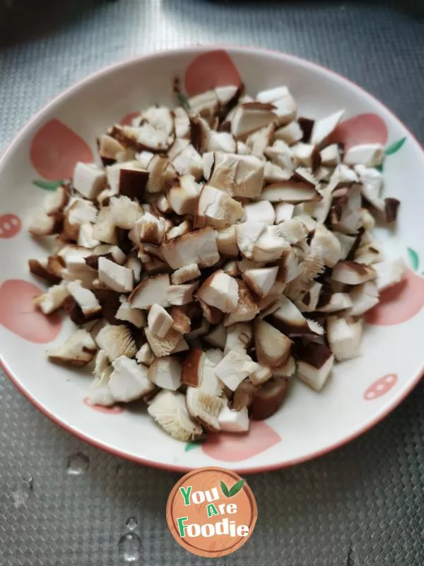 Stir-fried diced chicken with mushroom and bamboo shoots