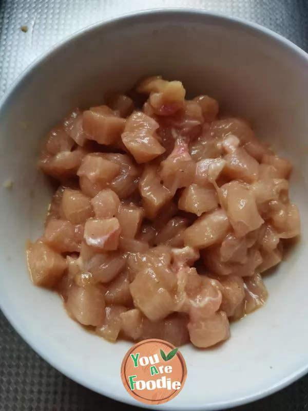 Stir-fried diced chicken with mushroom and bamboo shoots