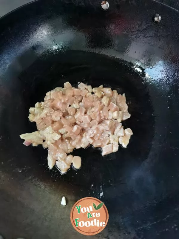 Stir-fried diced chicken with mushroom and bamboo shoots