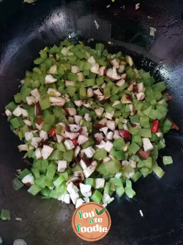 Stir-fried diced chicken with mushroom and bamboo shoots