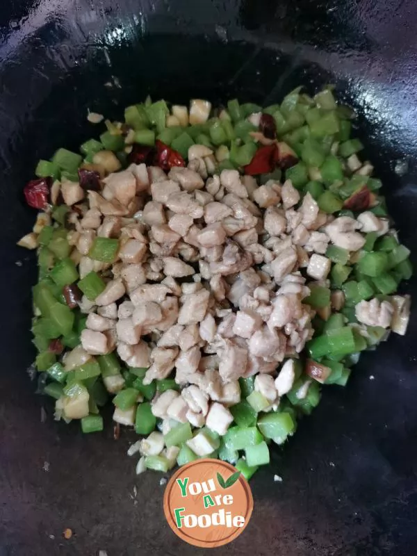 Stir-fried diced chicken with mushroom and bamboo shoots