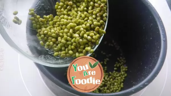 Iced mung bean soup