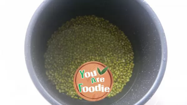Iced mung bean soup