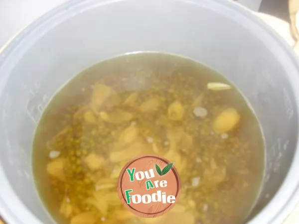 Lily, red jujube and mung bean soup