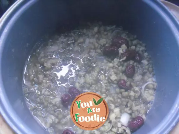 Lily, red jujube and mung bean soup