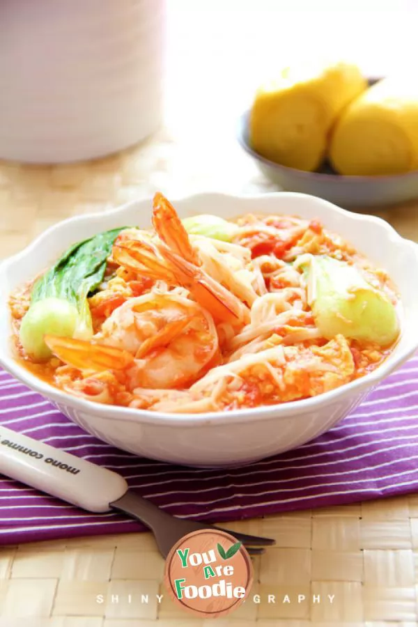 Noodles with shrimp, tomato and egg