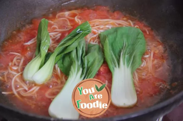 Noodles with shrimp, tomato and egg