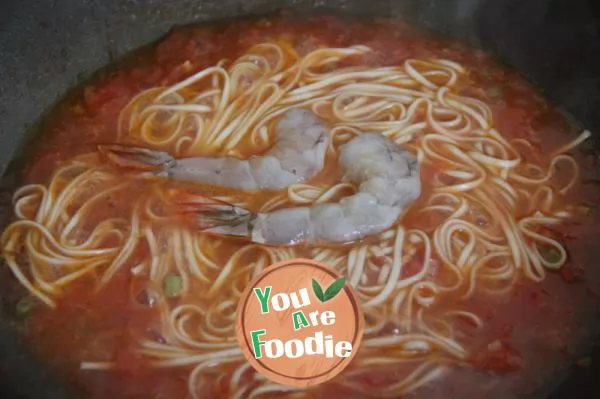 Noodles with shrimp, tomato and egg