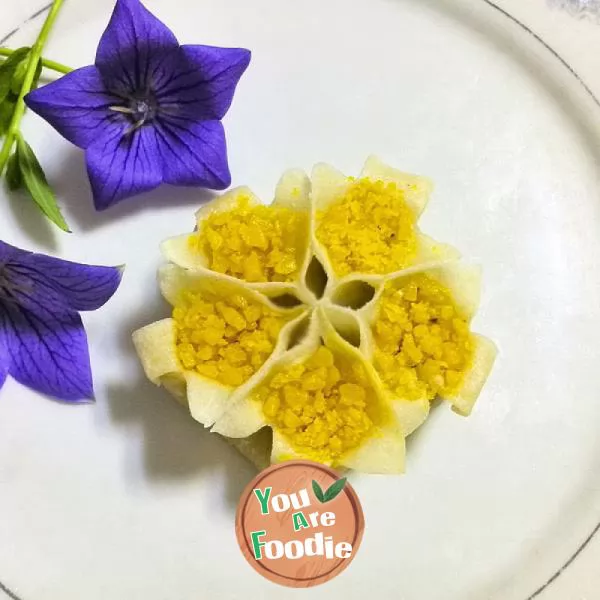 Steamed dumplings with peony
