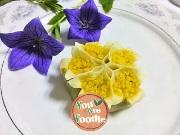 Steamed dumplings with peony