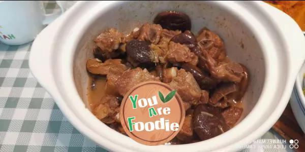 Braised spareribs with mushrooms