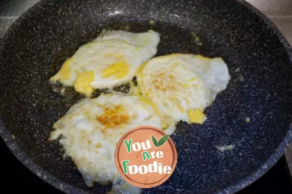 Fried poached egg with pepper