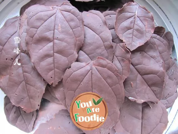 Making-chocolate-leaves